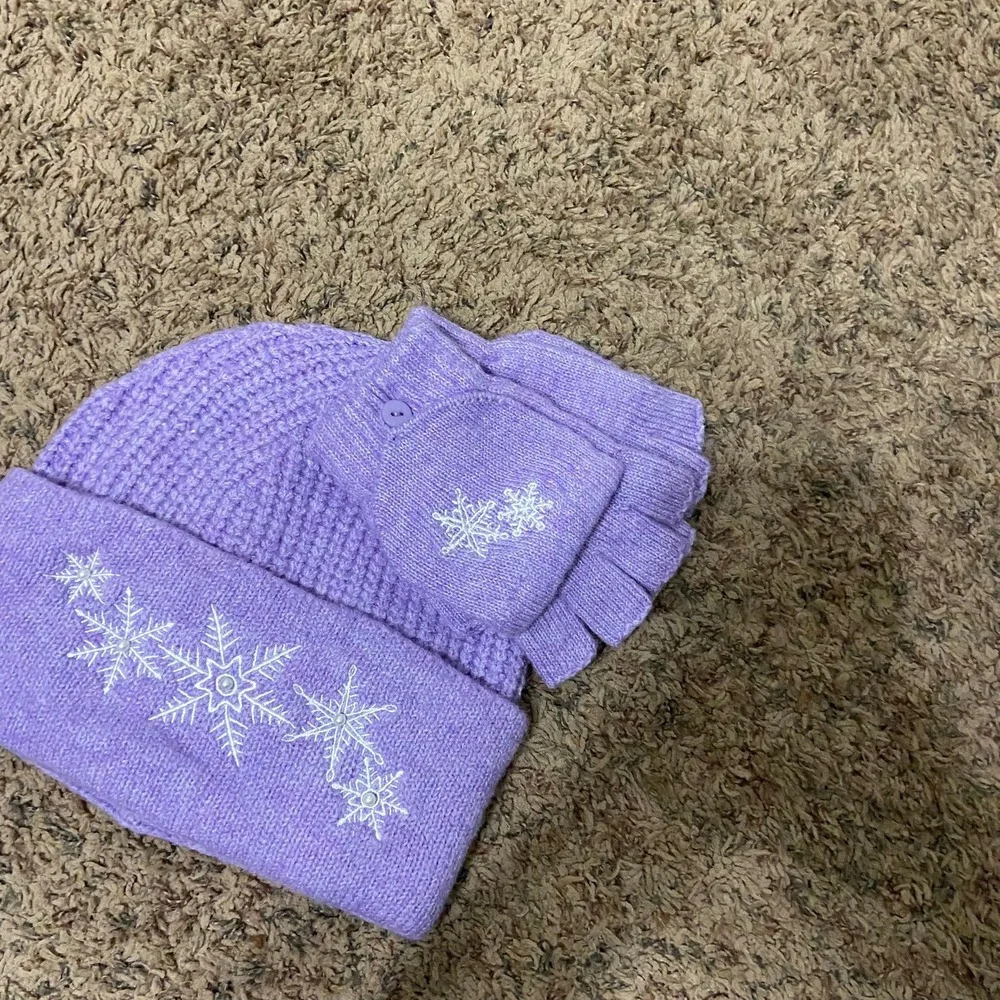 NWT Womens Lilac Snowflake Beanie and Fingerless Gloves Set Winter Warm Cozy‎